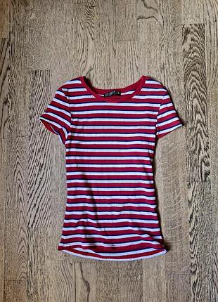 Полосатая футболка с коротким рукавом в красном цвете