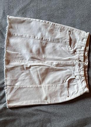 Белая джинсовая юбка мини