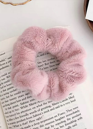 Мягушка пушистой резинка скранч