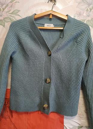 Светр на гудзиках