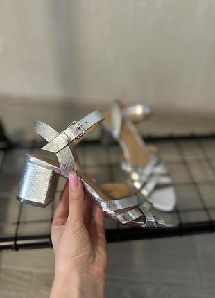 Жіночі босоніжки срібло на підборі roberto vianni