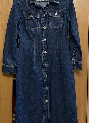 Жіноча сукня на ґудзиках