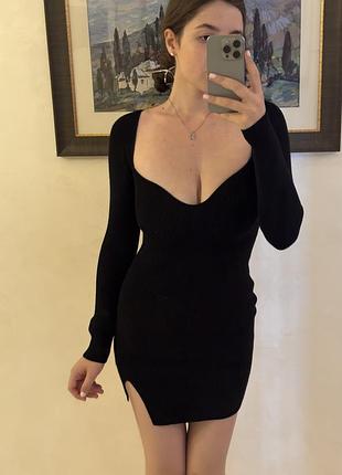 Чорна вʼязана сукня