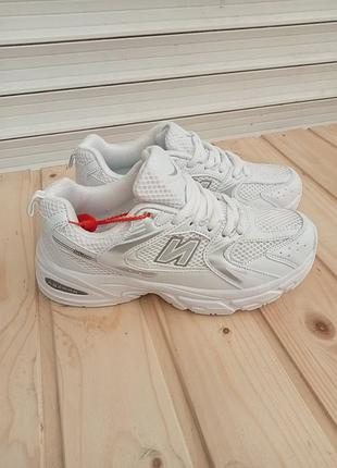 Кроссовки белые с сеточкой