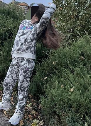 Спортивний костюм, на дівчинку 10-11 років.