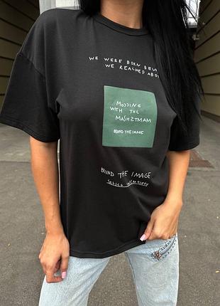 Чорна оверсайз футболка з принтом