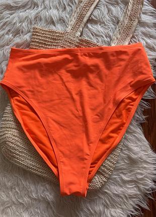 Яскраві оранжеві плавки від купальника