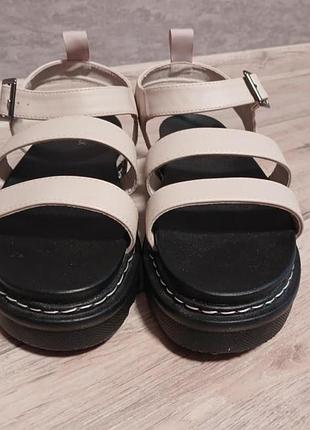 Стильні жіночі босоніжки ,розмір 41, бренду catwalk, нові.
єко -шкіра,гарної якості 
устілка повністю 26см. 
платформа  3см.