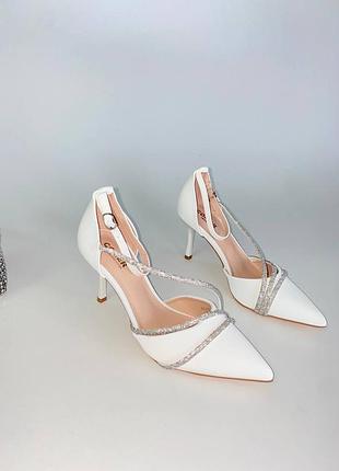 Білі туфлі човники на каблуку туфлі з стразами на підборах туфлі білі на шпильці туфлі з камінчиками світлі туфлі базові туфлі