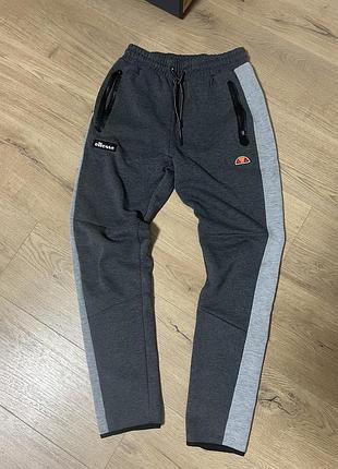 Штани від бренду ellesse