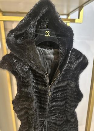 Норковая жилетка с капюшоном