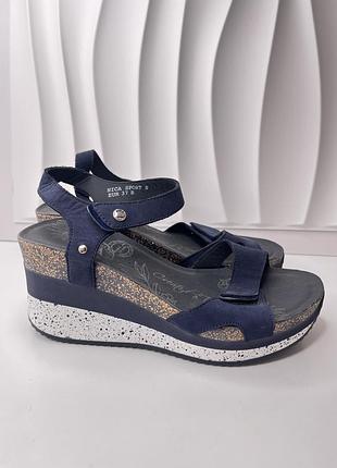 Шикарні шкіряні босоніжки на танкетці