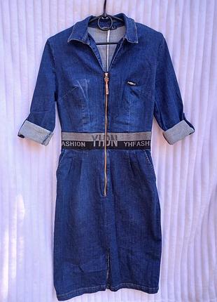 Женское джинсовое платье по фигуре синее до колен
