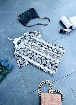 Футболка prettylittlething с этикеткой