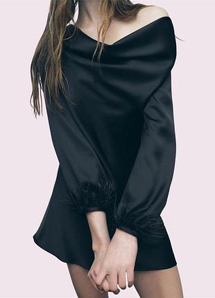 Сукня коротка атласна з пірʼям zara s чорна