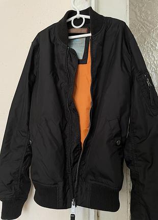 Бомбер alpha industries. за розміром s. стан 9/10 (немає стрічки, тому мінус бал)