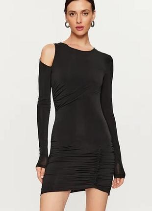 Платье с открытым плечом