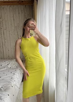 Приталена сукня з відкритою спиною