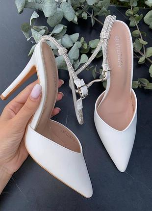 Базові туфлі на шпильці з стразами білі туфлі на каблуку туфлі на підборах з камінчиками світлі туфлі зі стразами базові туфельки класичні туфлі