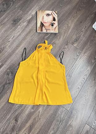 Стильна жіноча блуза з відкритими плечима, комір стійка позаду завʼязується на бант