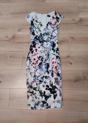 Сукня, гарно сідає по фігурі