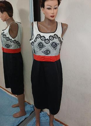 Платье женское, фирменное, с вышивкой.