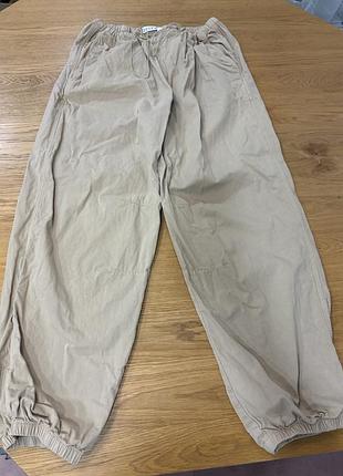 Широкі штани на завʼязках