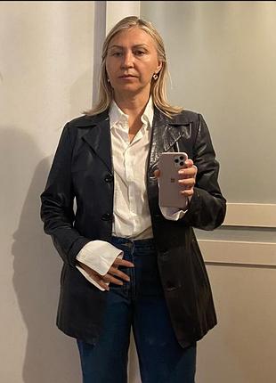 Класична жіноча біла рубашка з брошкою квіткою