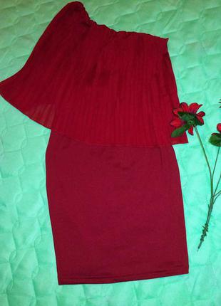 Вишневое модное облегающее платье с воланом на одно плечо2 фото