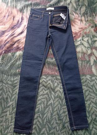 Темные джинсы