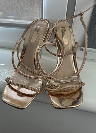 Шикарні босоніжки