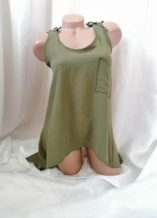 Майка с удлиненной спинкой на завязках задекорирована пуговицами