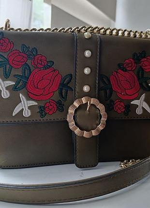 Оливковая сумка с вышивкой.