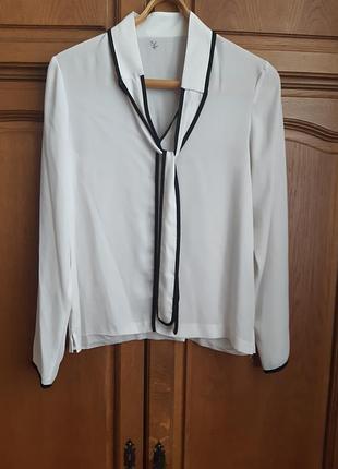 Блузка белая с длинным рукавом.