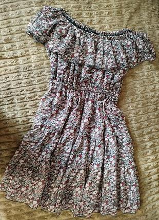 Платье с открытыми плечами