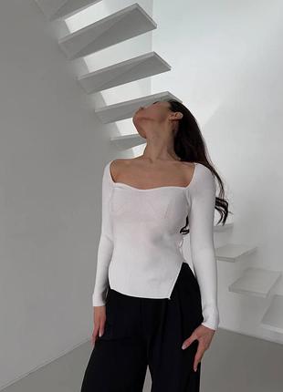 Стильна кофтинка у рубчик з ефектним вирізом і розрізами