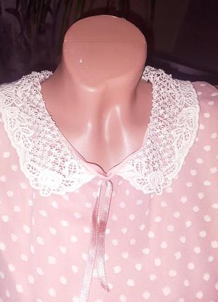 Красивая женская шифоновая блузка в горошек нежно розового цвета с воротничком ришелье от лей из ночечи