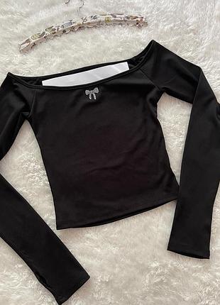 Топ в рубчик з відкритими плечима та спиною та отворами для пальчика