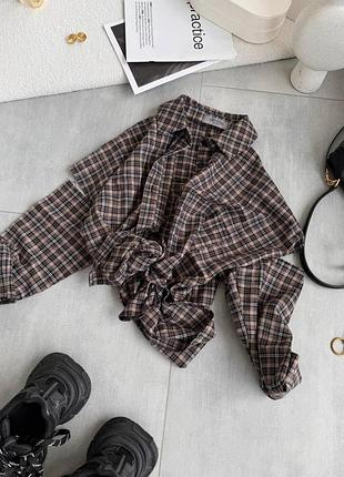 Женская рубашка в клетку с рваными рукавами