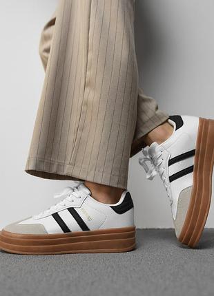 Жіночі кросівки