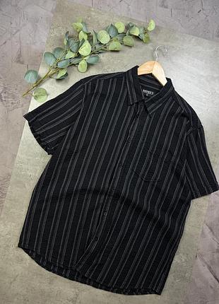 Чоловіча чорно-біла сорочка на короткий рукав