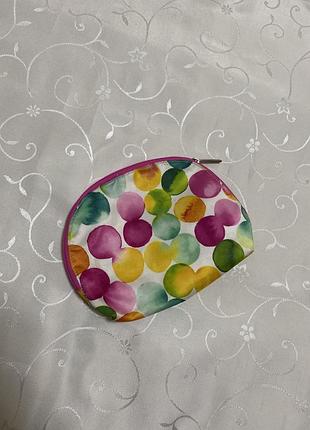 Яскрава косметичка clinique