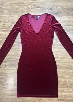 Сукня в бордовому кольорі