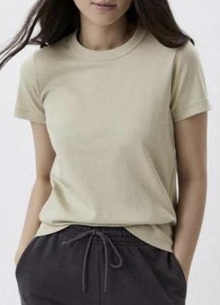 Базова бежева футболка uniqlo