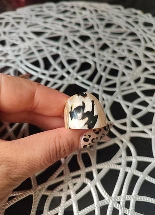 Винтажное большое кольцо из ракушки с резной резьбой.