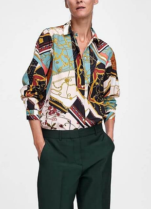 Яркая блуза с платочным принтом