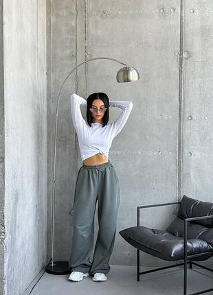 Широкие спортивные брюки с резинкой в поясе с карманами снизу затяжки-кулиски на резинке