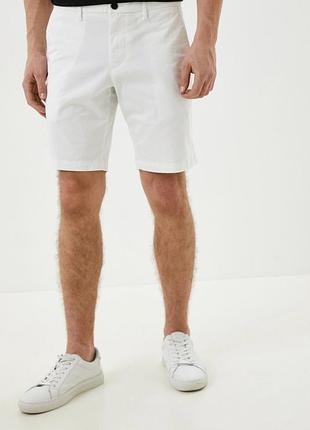 Белые мужские шорты классика