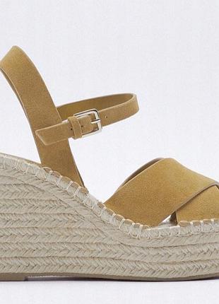 Босоножки туфли на танкетке из натуральной замши и джута zara, светло-коричневые, хаки