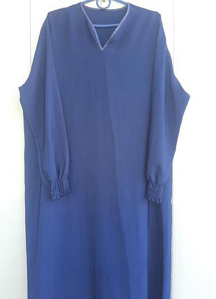 Платье длинное, прямое.